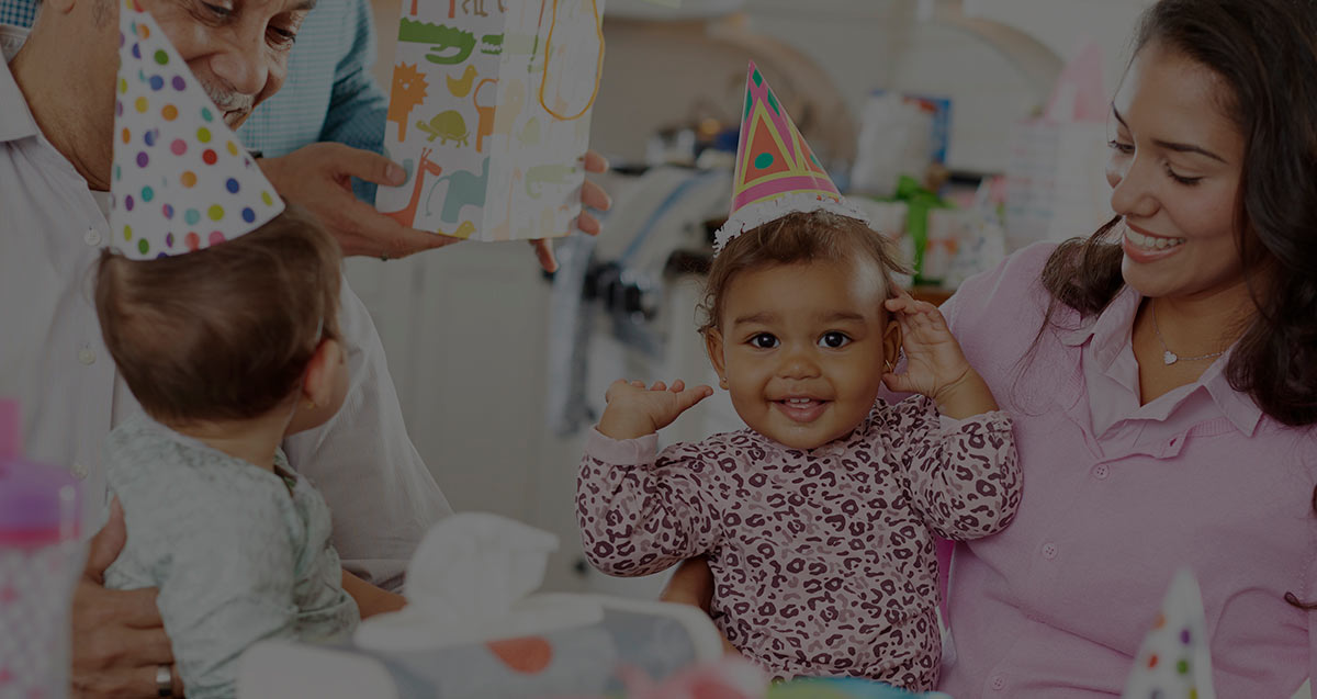 Consejos y recomendaciones de Huggies sobre ideas de fiestas de cumpleaños sencillas y divertidas.