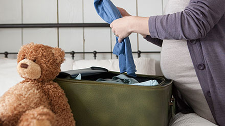 Consejos, recomendaciones y listas de control de Huggies que te ayudarán a prepararte para ir al hospital el día del parto.