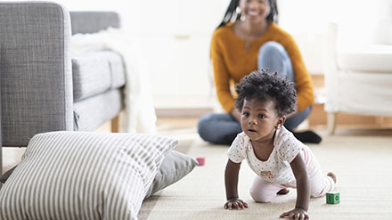 Aprende a crear un hogar seguro para tu bebé con consejos y recomendaciones de Huggies sobre cómo proteger a los niños.
