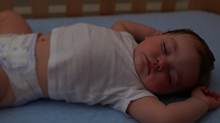 Obtén consejos y recomendaciones de Huggies sobre cómo dormir lo suficiente durante el embarazo.