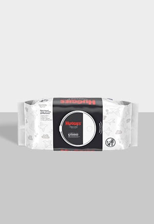 Un paquete de toallitas Huggies Special Delivery con un fondo gris